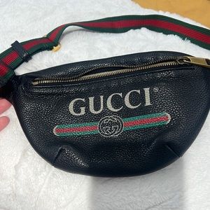 Gucci grained leather logo belt bag